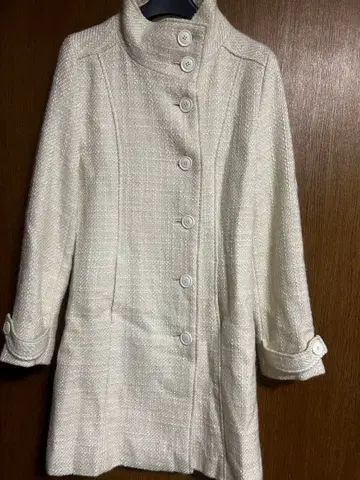 여성용 아이보리 버튼 달린 숏코트