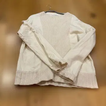 크림색 리브 니트 긴팔 스웨터