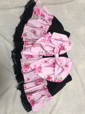 마즈 계열 플레어 스커트 블랙과 핑크 꽃무늬 리본 포함