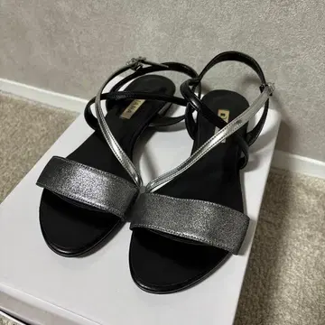 DIANA 2회 사용 스트랩 샌들 24.5cm
