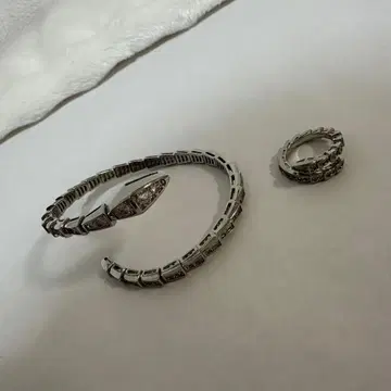 실버 색상의 팔찌와 반지 세트