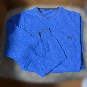 파란색 크루넥 니트 스웨터