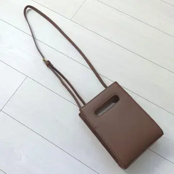 브라운 숄더백 심플한 디자인