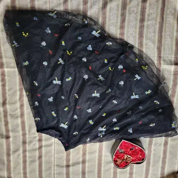 나비 자수 블랙 플레어 스커트