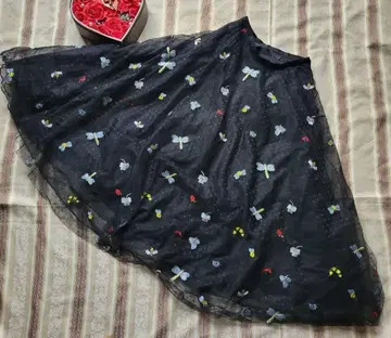 나비 자수 블랙 플레어 스커트