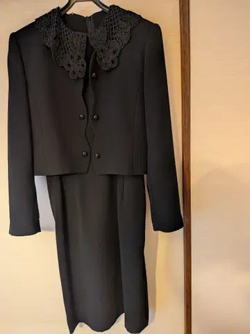 레이스 카라 부착 블랙 자켓과 원피스 세트