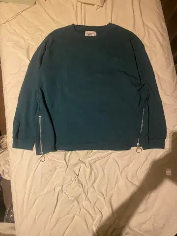 사이드 지퍼 달린 다크 그린 트레이닝복