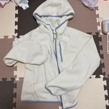 아이보리 플리스 자켓 후드 부착