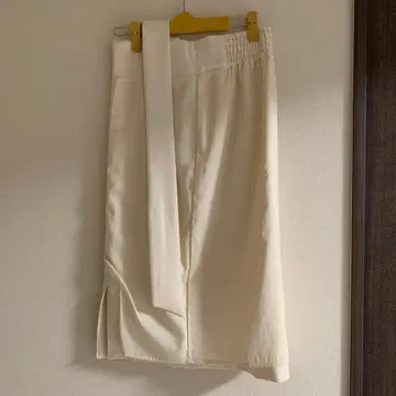 화이트 타이트 스커트 사이드 슬릿