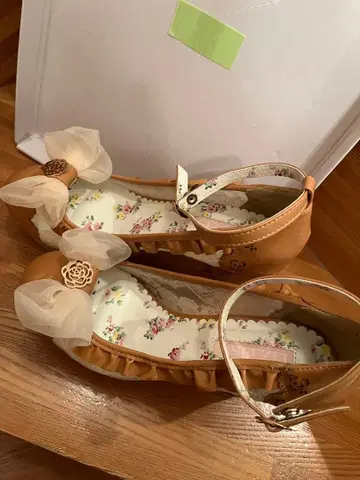 LIZ LISA 리본 포함 베이지 펌프스