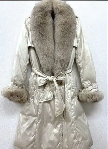 다운 코트 퍼 포함 크림색 롱 코트