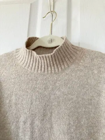 베이지 터틀넥 스웨터 긴팔