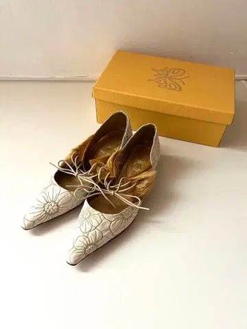 화이트 플랫슈즈 플라워 엠보싱 가공