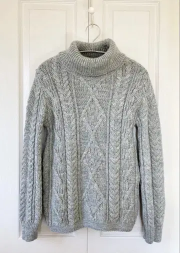 그레이 케이블 짜임 터틀넥 스웨터
