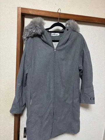 퍼 달린 그레이 롱 코트 한국