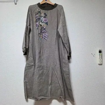 이즈스칼라 자수 모크넥 원피스