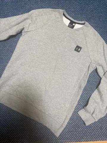 몇 번만 사용한 언더아머 긴팔 트레이닝복 M 사이즈