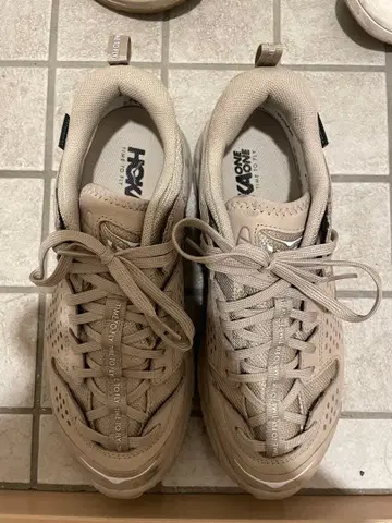 호카 오네오네 베이지 스니커즈