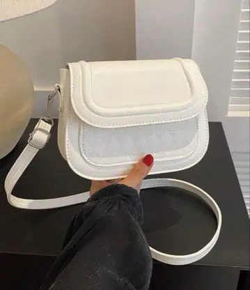화이트 퀼팅 숄더백