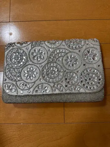 그린 레이블 실버 비즈 장식 클러치백