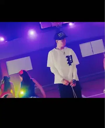 mikado 착용. PHENOMENONt 셔츠