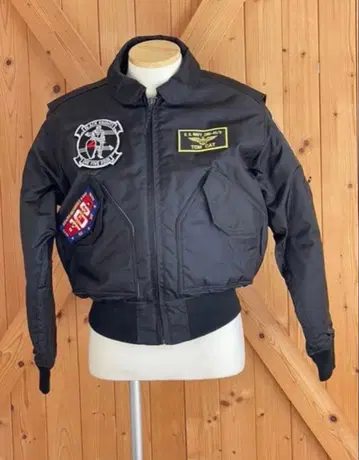 플라이트 자켓 블랙 컬러 복수 패치 포함