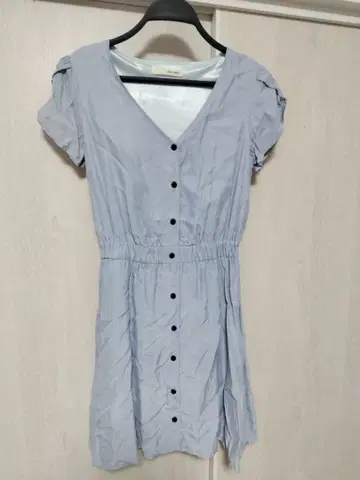 라이트 블루 반팔 무릎 기장 원피스