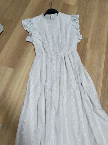 화이트 프릴 소매 슬리브리스 롱 원피스