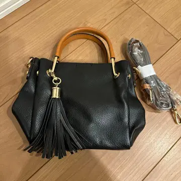 RODESKO 태슬 장식 블랙 숄더백