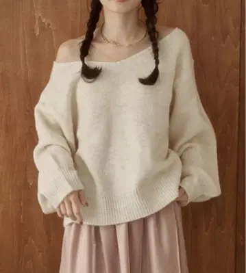 [ 새상품급 ] 울 V넥 오프숄더 니트 moi tytto 아이보리