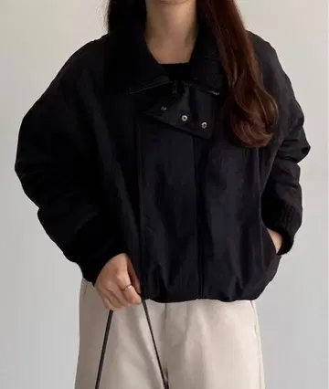 볼륨감 있는 블랙 다운 자켓