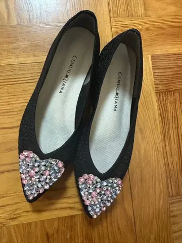 쿠무 다이애나 CUMUU_DIANA 플랫 펌프스 (블랙 원단)