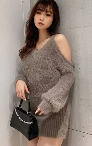 오픈 숄더 GYDA 샤기 원피스