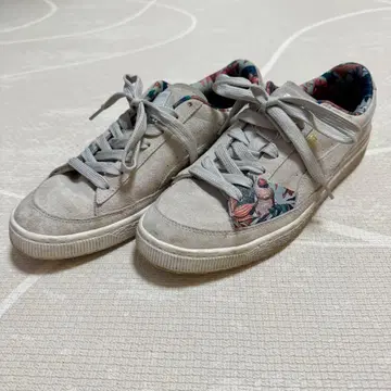 PUMA 그레이 스웨이드 스니커즈 플로럴 디자인