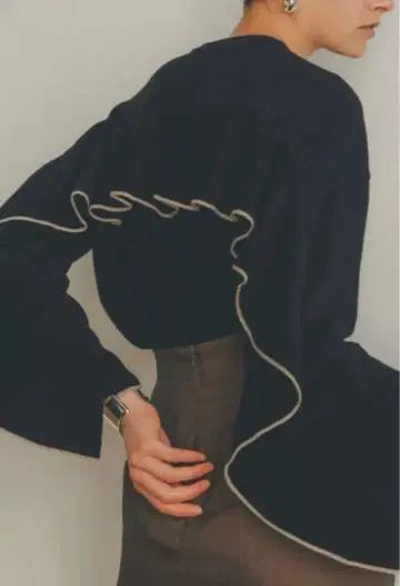 CLANE BACK FRILL LINE KNIT