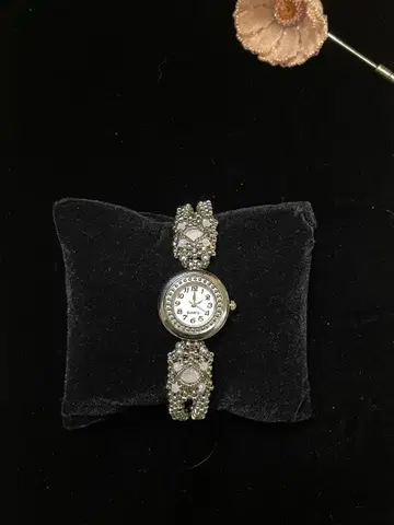 핑크 비즈 장식 벨트 실버 손목시계 신상