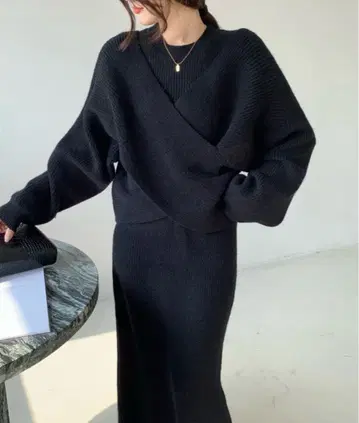 emi+ 레이어드 스타일 프론트 크로스 니트 원피스 블랙