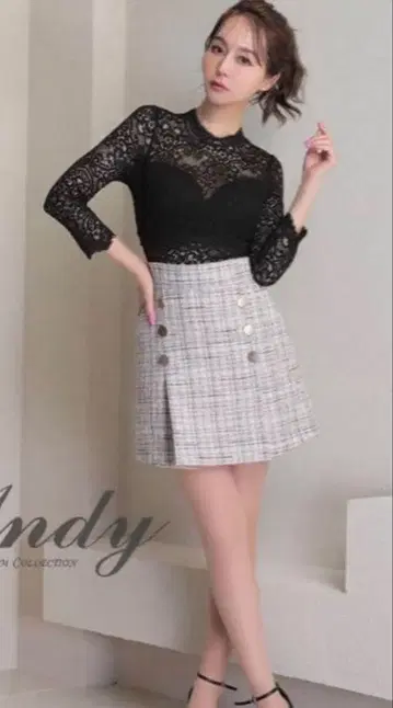 레이스 상의와 체크 스커트 세트