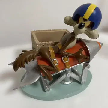 와일리 코요테 피규어 로켓