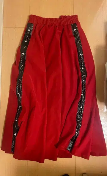 PAMEO POSE 레드 플레어 스커트