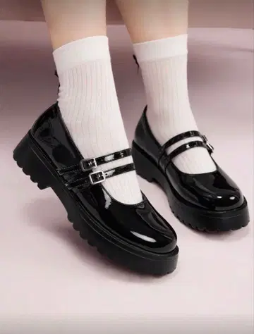 블랙 에나멜 통굽 로퍼