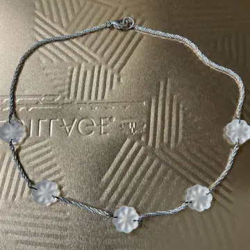 실버 목걸이 톤 다운 플라워 비즈