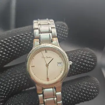 피에르 가르뎅 골드 아날로그 손목시계