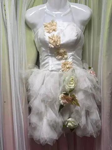 플라워 장식 포함 화이트 미니 드레스