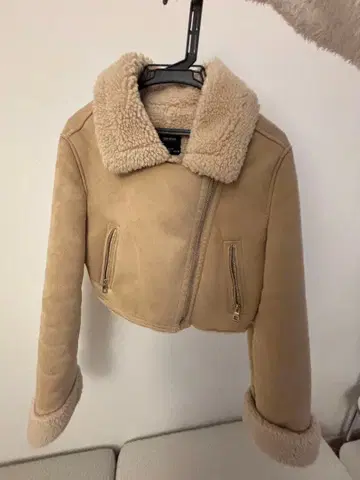 Bershka 숏 기장 쉘파 코트 베이지