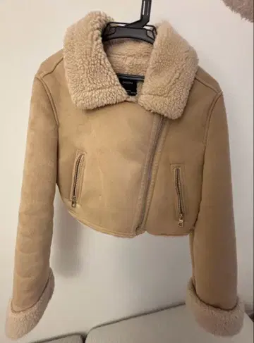 Bershka 숏 기장 쉘파 코트 베이지