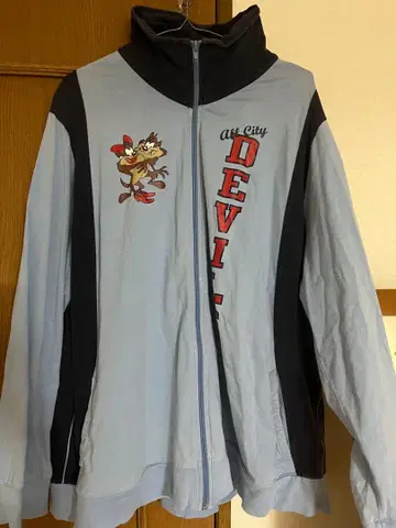 타즈 자수 라이트 블루 집업 후드티