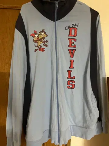 타즈 자수 라이트 블루 집업 후드티