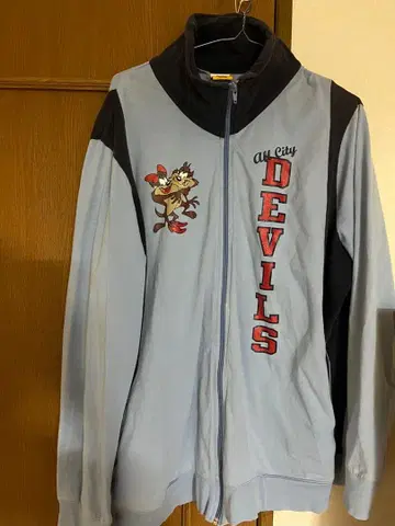 타즈 자수 라이트 블루 집업 후드티