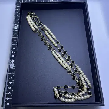 펄 화이트와 블랙 비즈의 목걸이